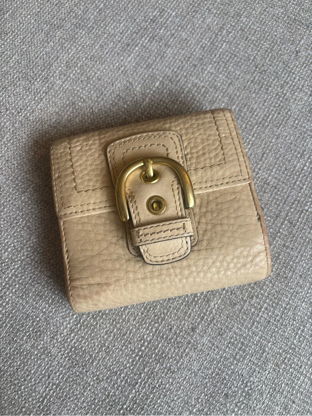Coach Soho Beige Pebbled Leather Buckle Snap Bifold Wallet Vintage y2k